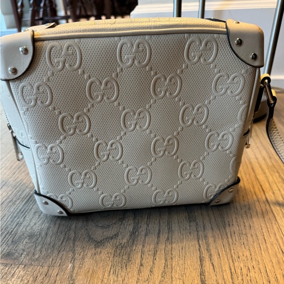 Gucci embossed ivory square shoulder bag - Picture 4 of 8